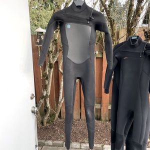 O'Neill
Women's O'Riginal 4/3 Chest Zip Wetsuit Size 8T